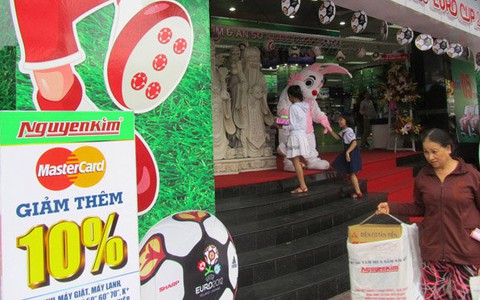 Hàng điện máy "đánh cược" với mùa Euro