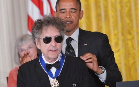 Bob Dylan nhận Huân chương Tự do