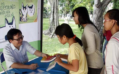 Nguyễn Nhật Ánh tặng chữ ký xuyên Việt