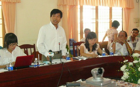 Khỏa thân cản thi công: 2 mẹ con chuẩn bị trước
