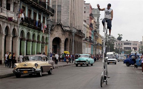 Chạy xe đạp cao 4m ở Havana
