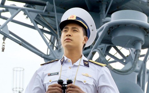 Áo trắng và tình yêu biển đảo