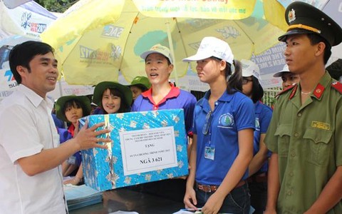 Thăm chiến sĩ Tiếp sức mùa thi 2012