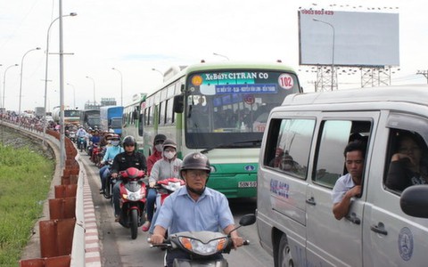 Tiếp tục kẹt xe do sửa cầu Bình Điền