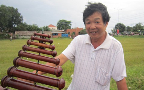 Người đàn ông "ghiền" sáo diều