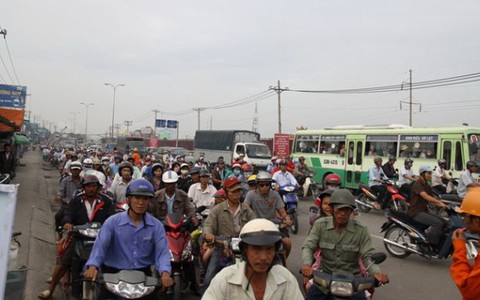 Ngày thứ 3 sửa cầu Bình Điền: vẫn kẹt xe