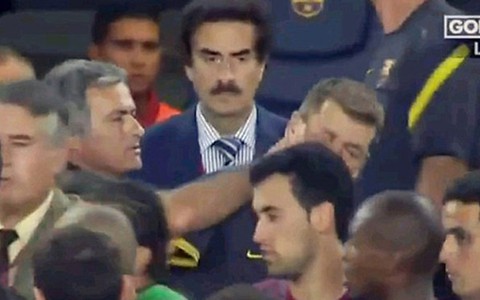 Mourinho được xóa án phạt