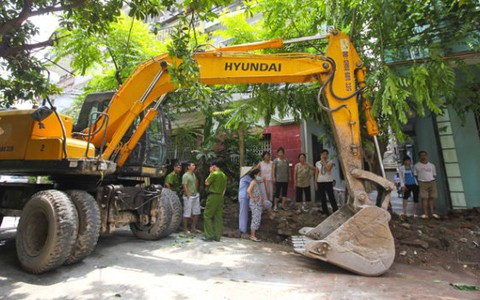 Hai khu tập thể tranh chấp... tường rào