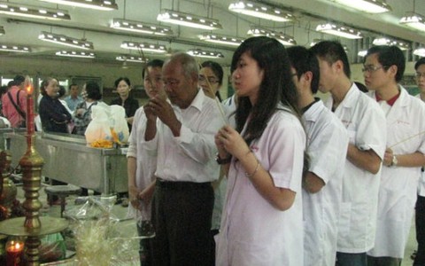 Đám tang muộn "Người thầy lặng im"