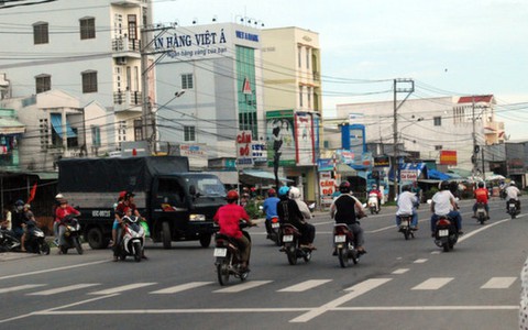 Nguy hiểm ở ngã tư ngay dốc cầu