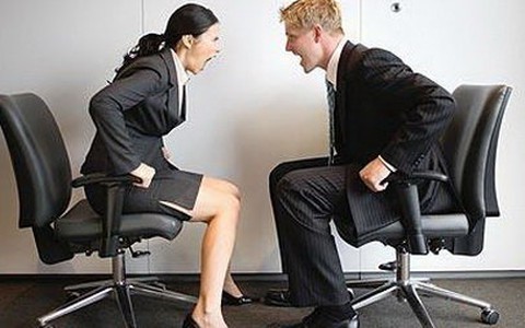 Ứng xử với đồng nghiệp khó tính