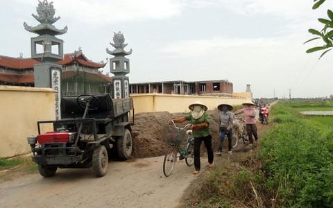 Đổ cát lấp đường công vụ
