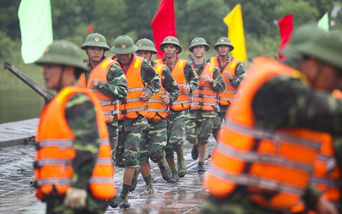 Trực thăng, xe lội nước luyện tập phòng chống bão lũ