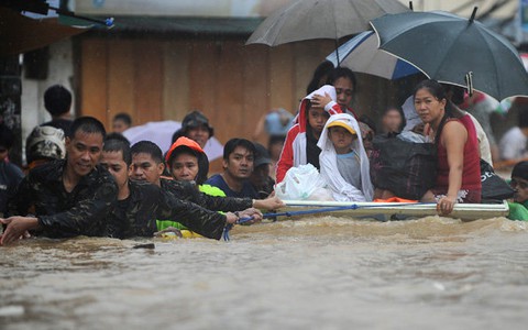 Thủ đô Philippines chìm trong lũ