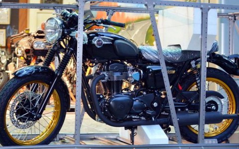 "Chiến binh" Kawasaki W800 lăn bánh trên phố TP.HCM