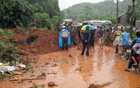 Sạt lở gây tắc đường hơn 4 giờ trên QL 37