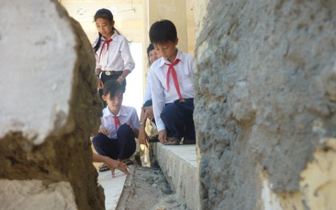 Trường mới xây đã... sắp sập