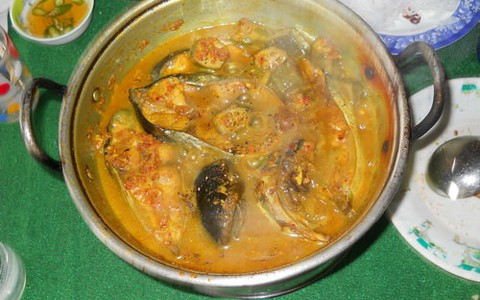 Cá bông lau kho um chuối chát