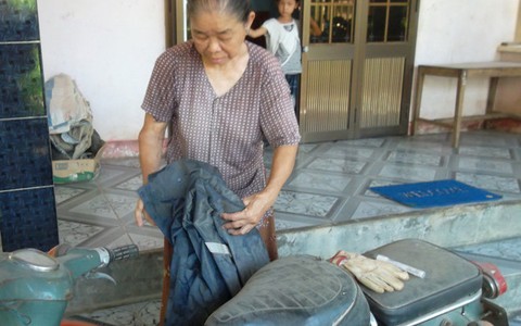 Bụi ximăng phủ đầy nhà