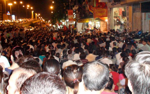 Hàng ngàn người ngồi ngập phố dự lễ Vu Lan