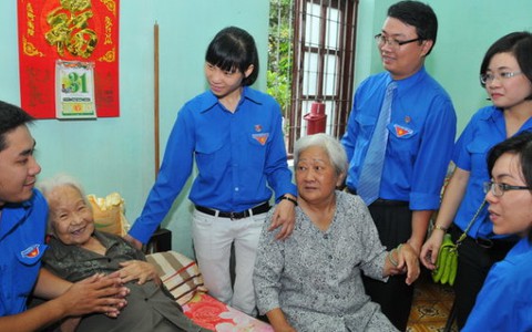Cán bộ, công chức trẻ ưu tú đến với người già
