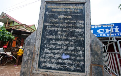 Bia di tích bị bỏ quên