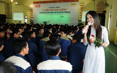 Lễ phát động tặng xuồng cứu hộ CQ cho Trường Sa