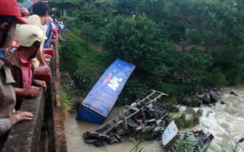 Xe container rơi cầu, 2 người bị thương nặng