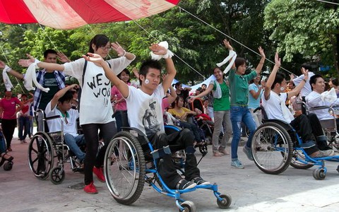 Ngồi xe lăn "nhảy cho tình yêu"