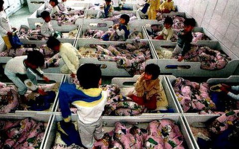 Trung Quốc: cầm rìu chém 16 em trong nhà trẻ