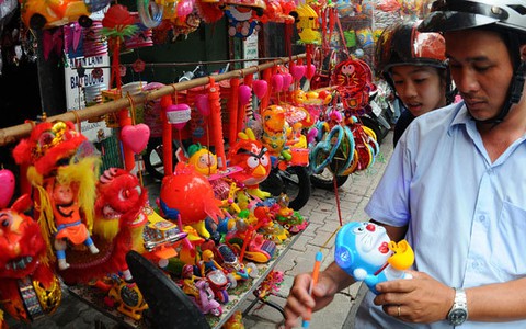 Đề nghị thu hồi lồng đèn độc hại