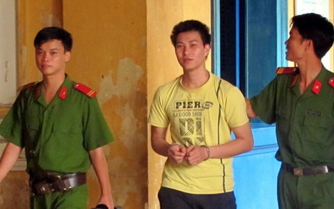 Tưới xăng đốt bạn gái, lãnh 10 năm tù