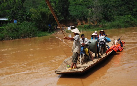 Chèo đò bằng... dây