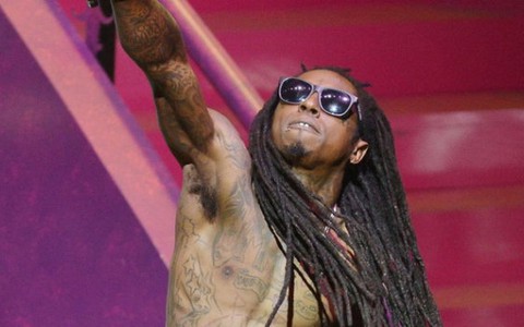 Tay rap Lil Wayne "lật đổ" ông hoàng Elvis Presley