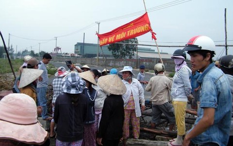 Dân vẫn bao vây nhà máy
