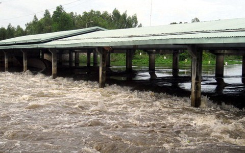 An Giang đã mở hai đập tràn xả lũ