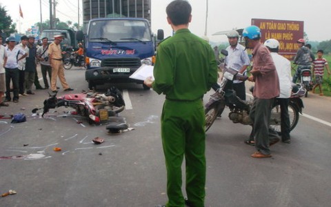 Bà mẹ mang thai tử nạn giao thông cùng chồng con