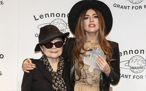 Lady Gaga tặng giải Hòa bình cho quỹ phòng chống AIDS