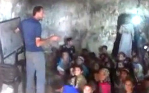 Lớp học trong hang núi tại Syria