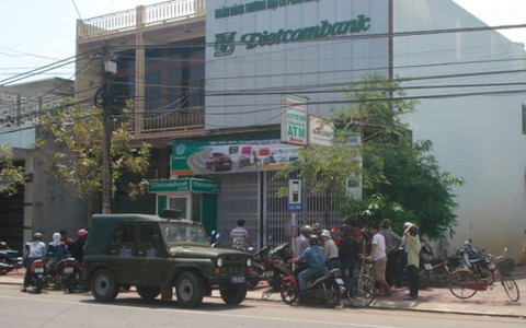 Quy Nhơn: giật tiền trước cổng ngân hàng