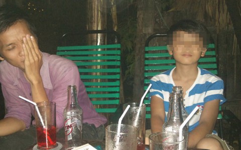 Dụ dỗ bé trai "đi khách"