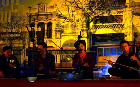 Hào hứng với hát "xẩm tàu điện"