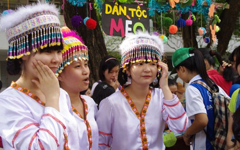 Bản làng xuống trường đại học