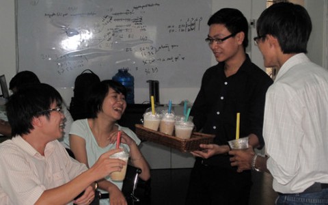 Sếp trẻ chơi vui vẻ