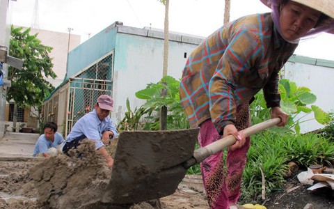 Dân góp tiền nâng hẻm chống ngập