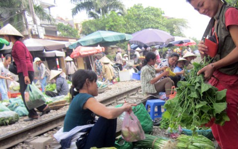 Họp chợ trên đường sắt