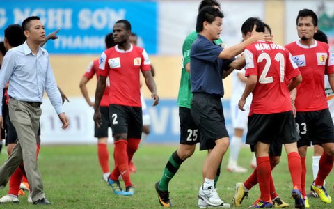 "Cả đội làm loạn, tôi giải tán CLB ngay"