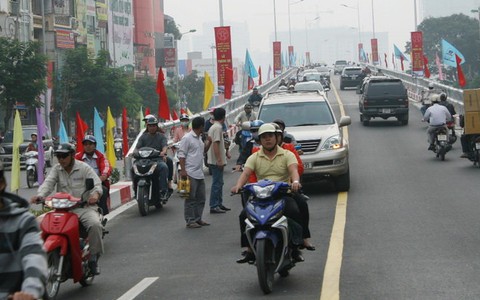 Thông xe 1 ngày, cầu vượt đã lộn xộn