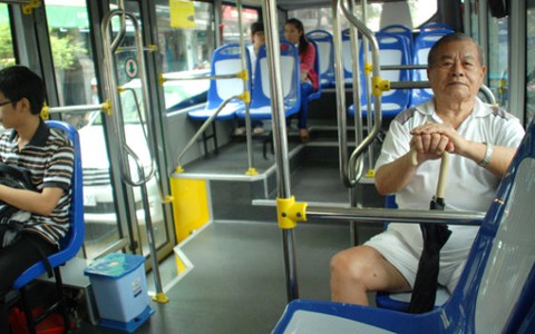 Xe buýt ế khách vì chạy lòng vòng
