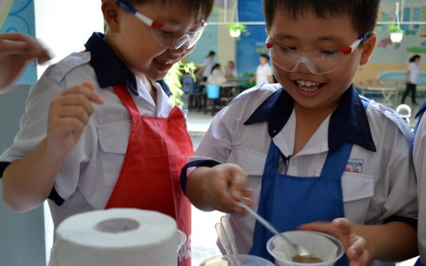 Học sinh tiểu học làm kem chống nắng